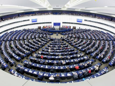 Európai Parlament: fel kell lépni az álhírek és a külföldi választási beavatkozások ellen