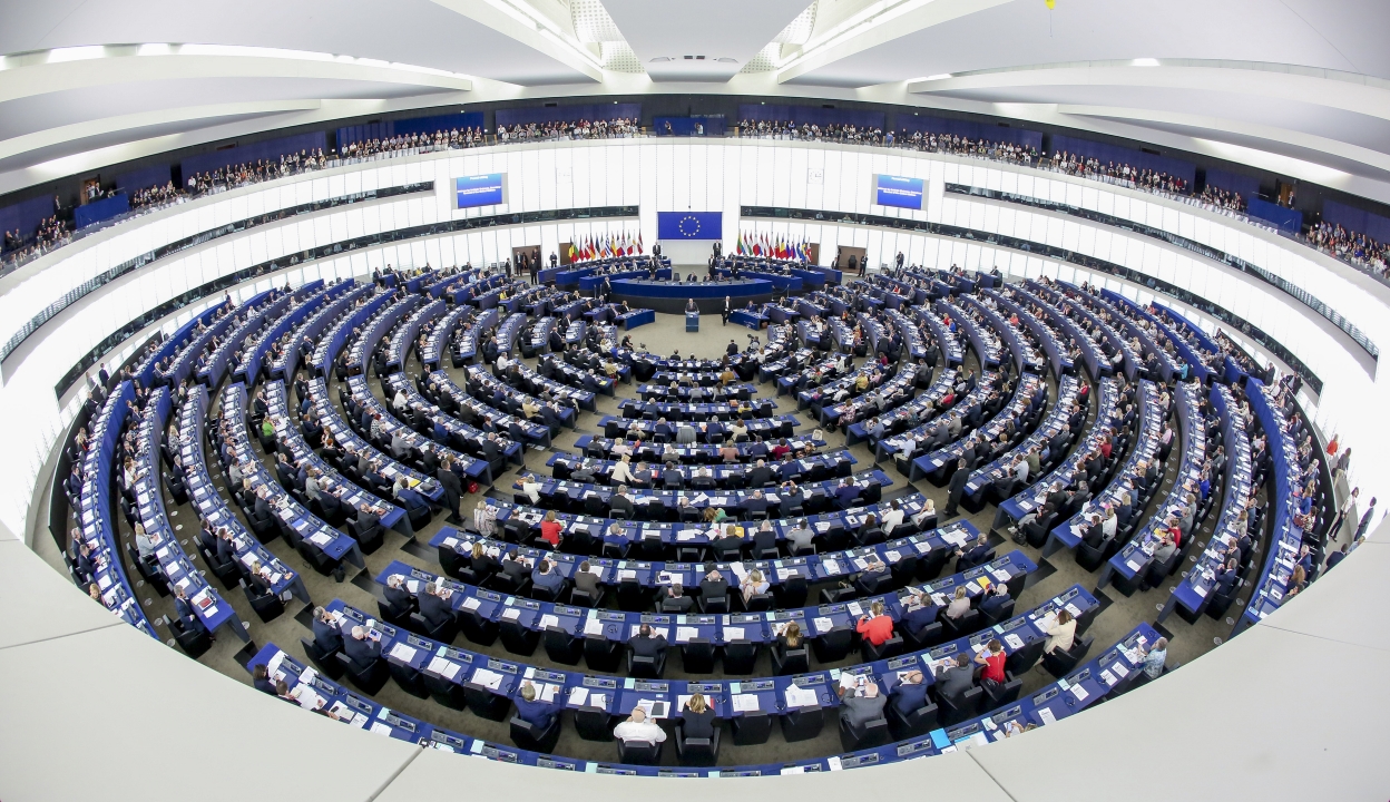 Európai Parlament: fel kell lépni az álhírek és a külföldi választási beavatkozások ellen