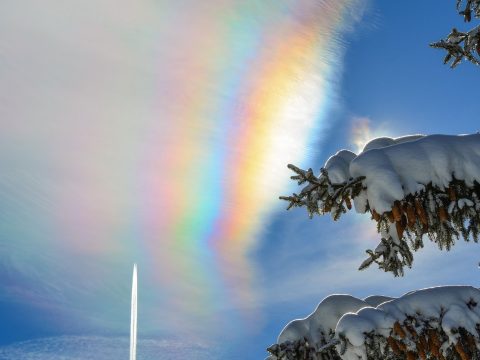 Színpompás légköri jelenséget örökített meg egy túrázó a Bucsecs-hegység felett