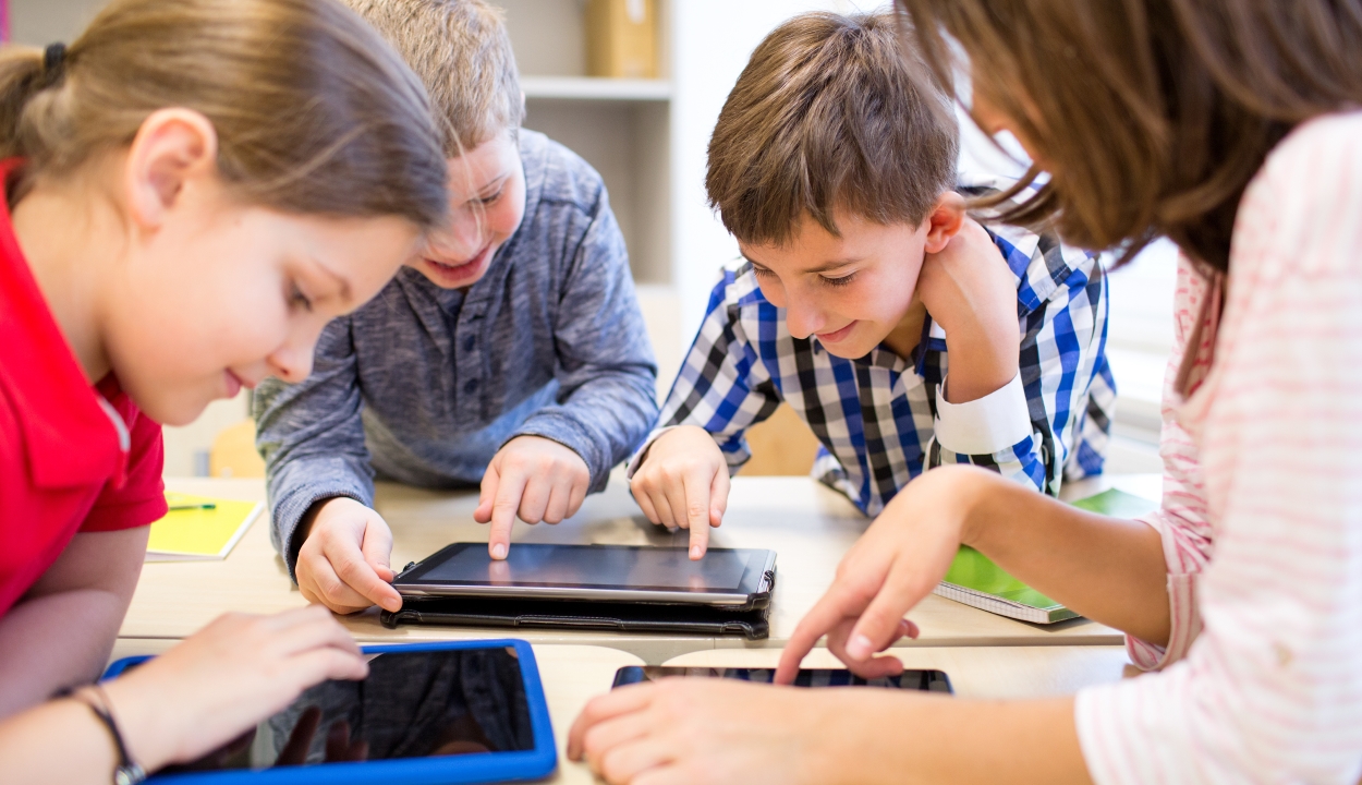 Laptopot vagy táblagépet kaphatnak a diákok és tanáraik