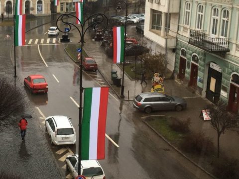 A bíróság érvénytelenítette az ünnepi magyar zászlók miatt kirótt prefektusi bírságot
