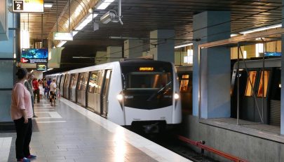 Leállt egy bukaresti metrószerelvény két állomás között, a metróalagúton át vezetik ki az utasokat
