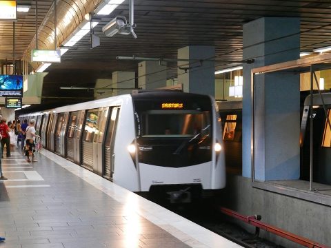 Metróbaleset: lábával próbálta kinyitni a metrókocsi már bezárult ajtaját egy férfi