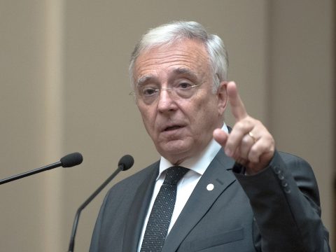 Újabb öt éves mandátummal bízta meg a parlament Mugur Isărescut