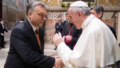 Az Adevărul egyik bloggere szerint Orbán Viktor fogadja majd a pápát Csíksómlyón