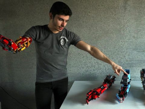 Legóból készített magának robotműkart egy spanyol fiú