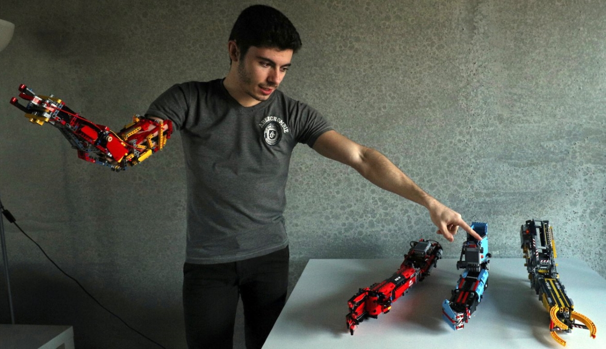 Legóból készített magának robotműkart egy spanyol fiú