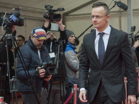 Szijjártó Péter: A magyar kormány anyagilag támogatná a MOGYE magyar karának működését