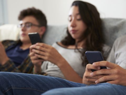 Csekély a hatása a közösségi médiának a kamaszok életére egy kutatás szerint