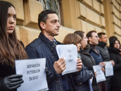 Románia-szerte tüntettek a bírók és az ügyészek az igazságszolgáltatást átalakító rendelet ellen