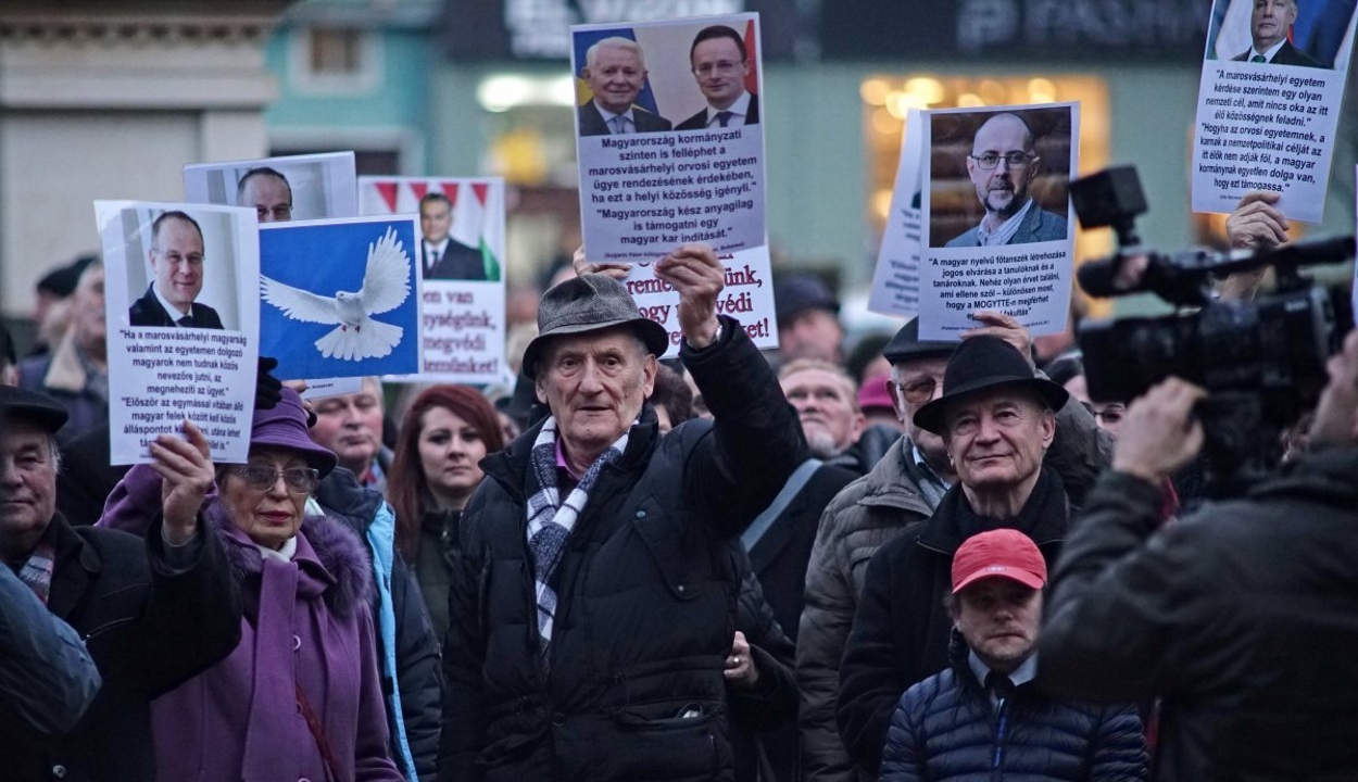 Mintegy kétszázan tüntettek Marosvásárhelyen a magyar orvosképzés visszaállításáért