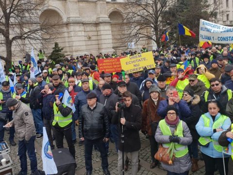 Jobb munkakörülményekért és méltányos bérekért tüntettek rendőrök és a börtönőrök