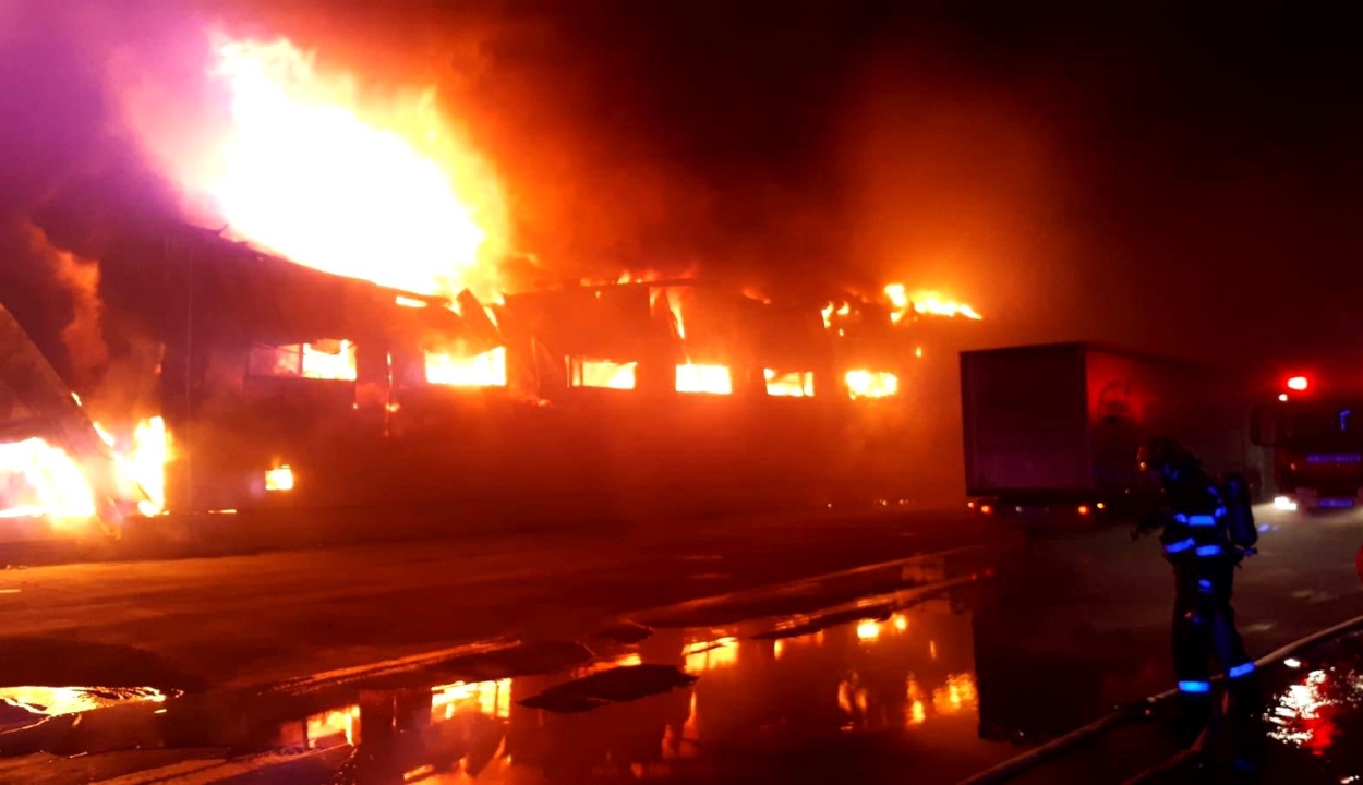 Óriási tűzzel ég Románia legnagyobb fűszergyára Gyulafehérváron