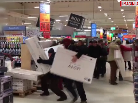 Tévékért verekedtek egy bákói szupermarketben