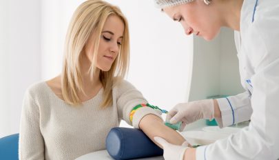 Egy egyszerű vérvizsgálattal is kimutatható lesz a mellrák