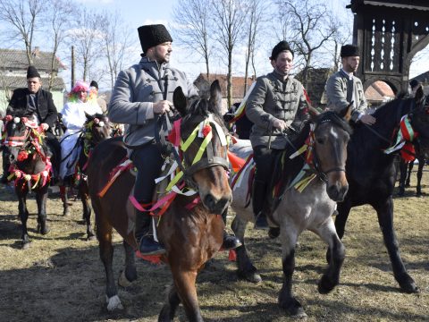 „Maszkások érkeztek, szabad-e énekelni?”