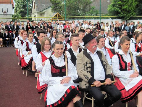 Ballag a gyerek, jön a pápa