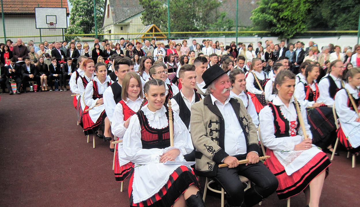 Ballag a gyerek, jön a pápa