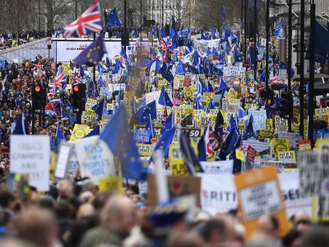 Brexit: több százezren tüntettek Londonban az újabb népszavazásért