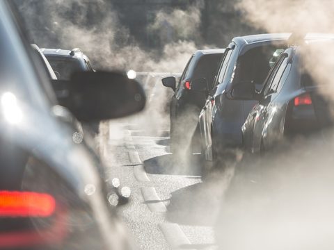 Kitiltanák Bukarest központjából a környezetszennyező autókat