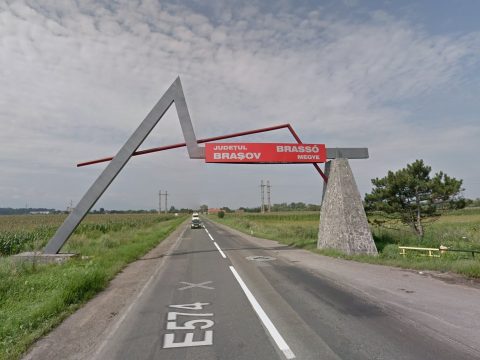 Tănasă levetetné a kétnyelvű táblát Brassó megye határából