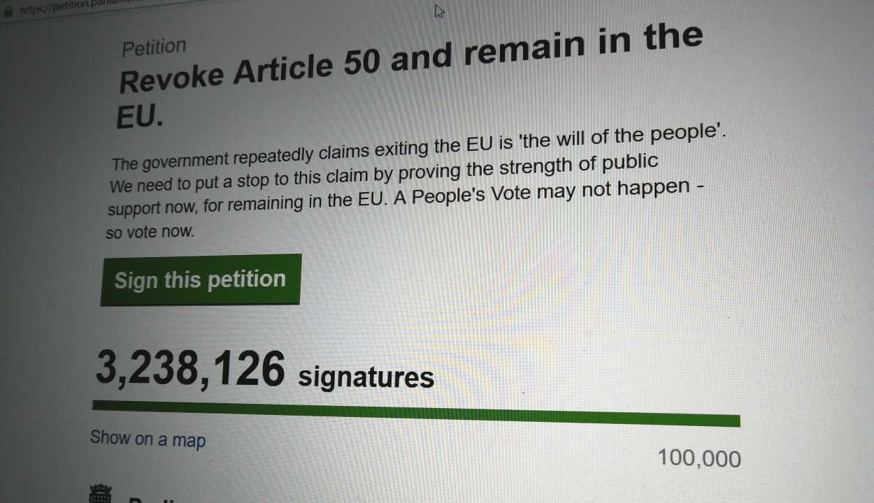 Milliók követelik petícióban a Brexit leállítását