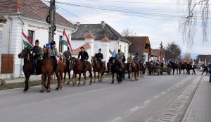 A Kézdivásárhelyről hazatérő csernátoni lovasok és szekeresek is csatlakoztak a községközpontban ünneplőkhöz