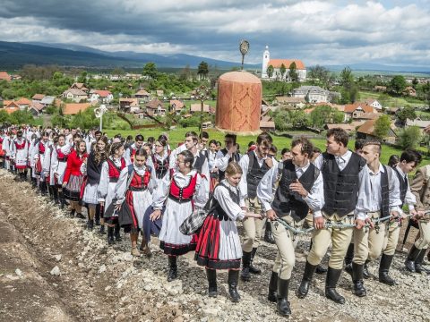 A székely megyék vezetői: jöjjenek népviseletben Ferenc pápa csíksomlyói miséjére