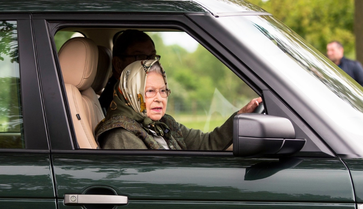Férje után Erzsébet királynő is felhagyott az autóvezetéssel