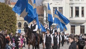 A felsőháromszéki lovasok zászlós felvonulása a céhes város főterén Fotó: Tofán Levente