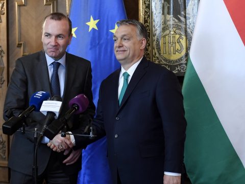 Manfred Weber a migrációval foglalkozó magyar kormányzati kampány leállítását sürgeti