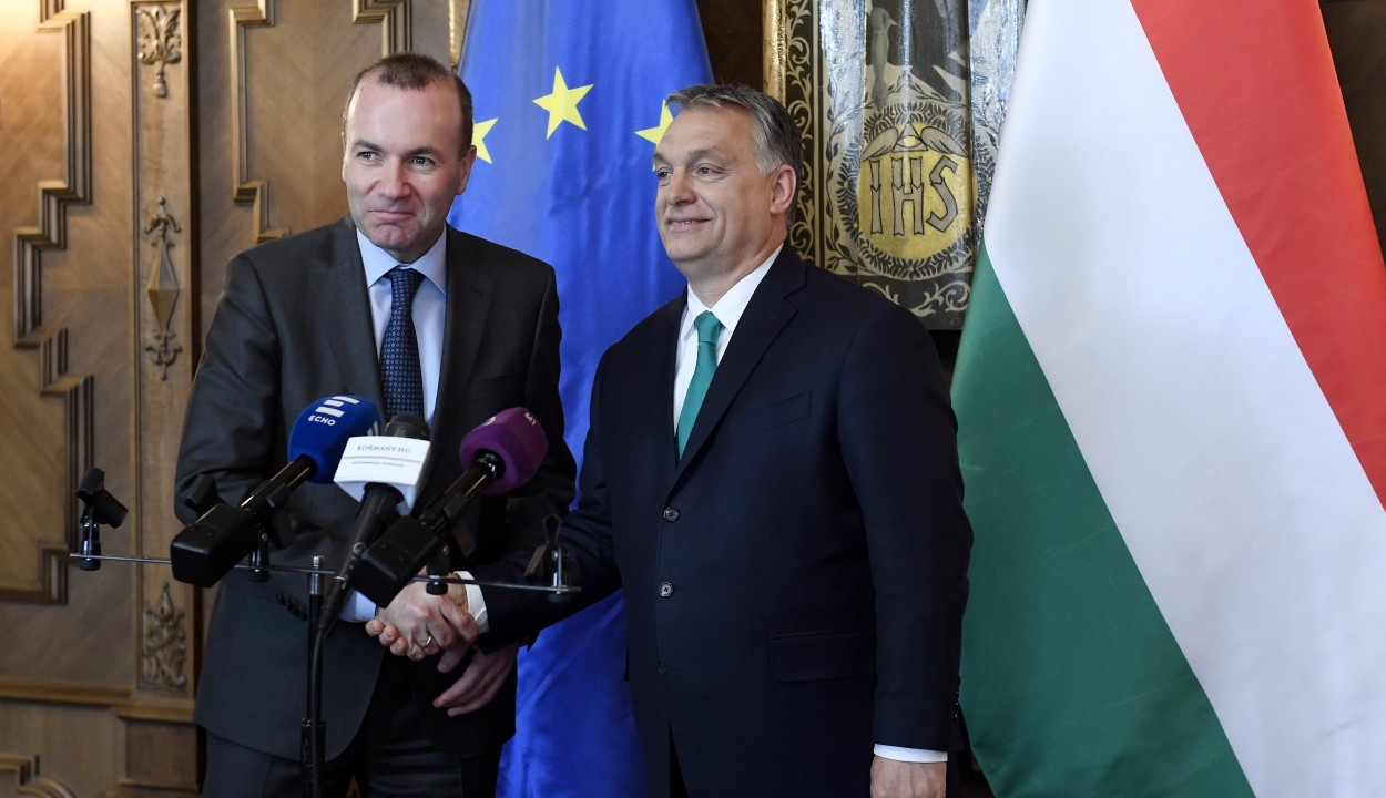Manfred Weber a migrációval foglalkozó magyar kormányzati kampány leállítását sürgeti