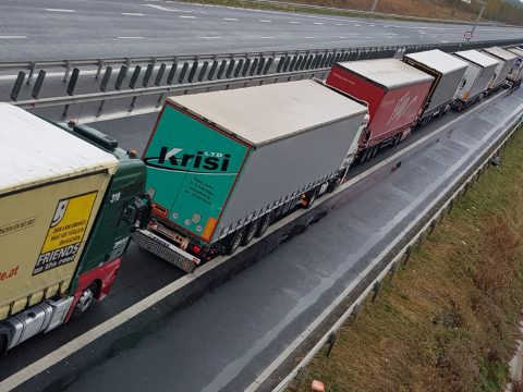 Több száz romániai kamion vesztegel az olasz és a szlovén határon