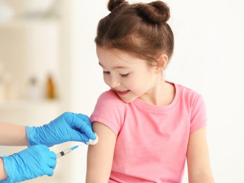 Tízezer adag influenza elleni oltást biztosít a kisgyermekek számára a minisztérium