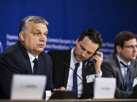 Felfüggesztették a Fidesz néppárti tagságát, „bölcsek tanácsa” vizsgálja ki a helyzetet