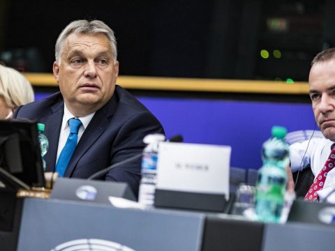 Manfred Weber találkozót kezdeményez Orbán Viktorral
