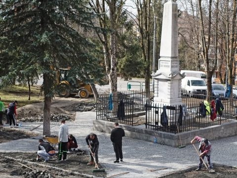 Oktogonná alakították a székely vértanúk emlékműve körül kirakott csillagot Marosvásárhelyen