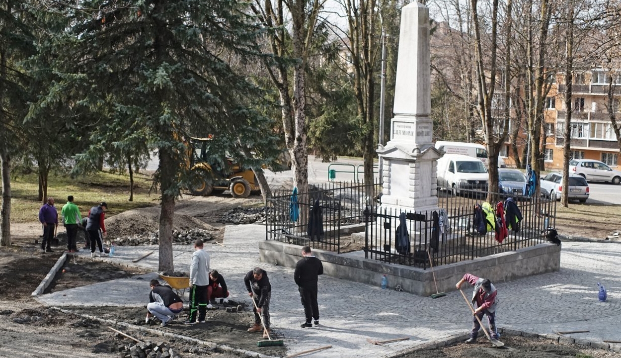 Oktogonná alakították a székely vértanúk emlékműve körül kirakott csillagot Marosvásárhelyen