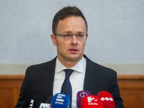 Szijjártó: újra lehetővé válik az ingázás a magyar-román határon