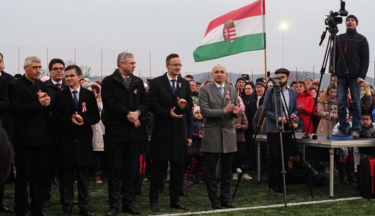 A magyar külügyminiszter támogatásáról biztosította a székelyföldi fociakadémiát