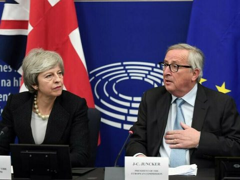 Áttörés Brexit-ügyben: Juncker és May jogilag kötelező erejű biztosítékokban egyezett meg