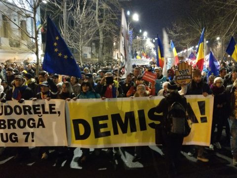 Az igazságügyi törvények módosítása ellen tüntettek Bukarestben és több nagyvárosban