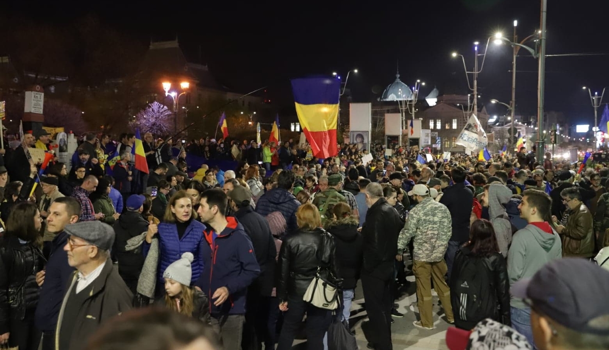 Több százan tüntettek szombat este Bukarestben a kormány ellen és Kövesi védelmében