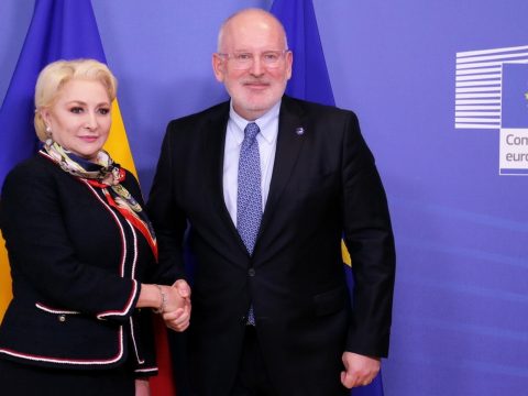 Timmermans az aggályos kérdések mielőbbi megoldására szólította fel a kormányfőt