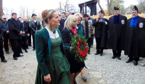 Tóth Tünde szentivánlaborfalvi tanítónő, Szabó Margit uzoni iskolaigazgató és Szőke Annamária, a sepsiszentgyörgyi Berde Áron-középiskola igazgatója koszorúz