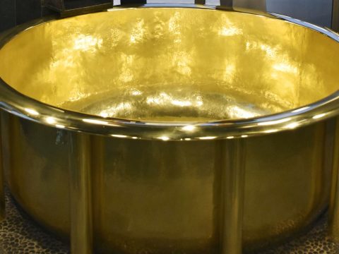 154 kilogrammos arany fürdőkád lett Guinness-rekorder