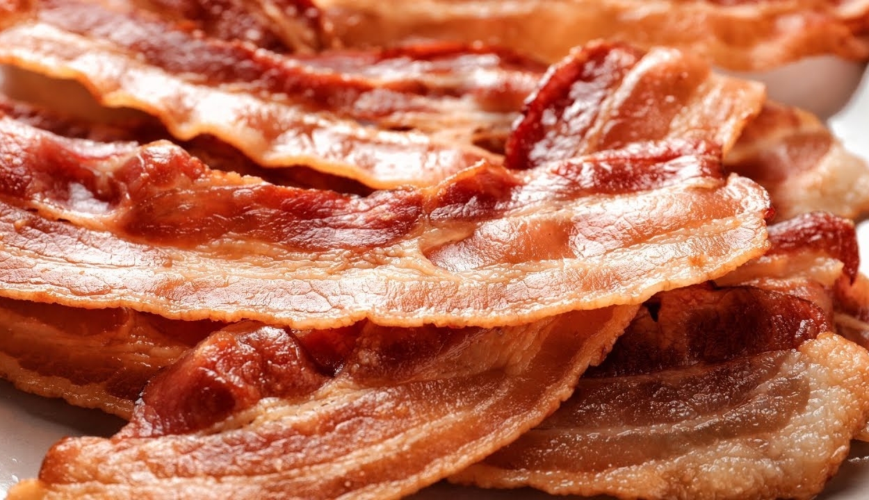Már napi három szelet bacon is növeli a rák kockázatát