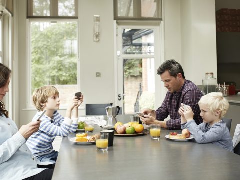 Egymás helyett a mobiljukkal foglalkoznak a családok vacsoránál