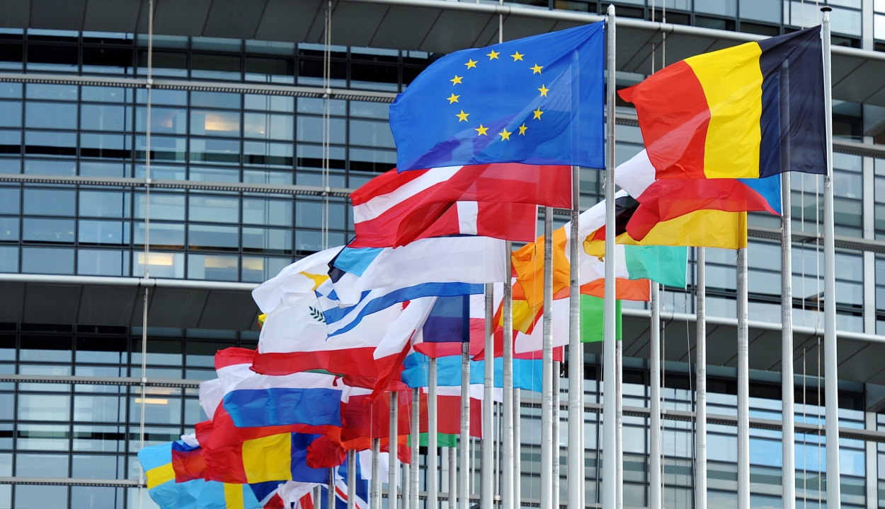 Történelmi csúcson az Európai Unió támogatottsága a tagállamokban