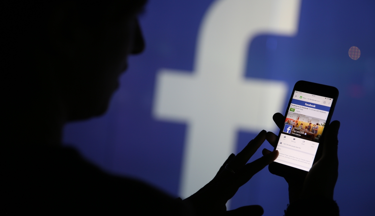 Választásokat befolyásolni próbáló oldalak tucatjait törölte a Facebook